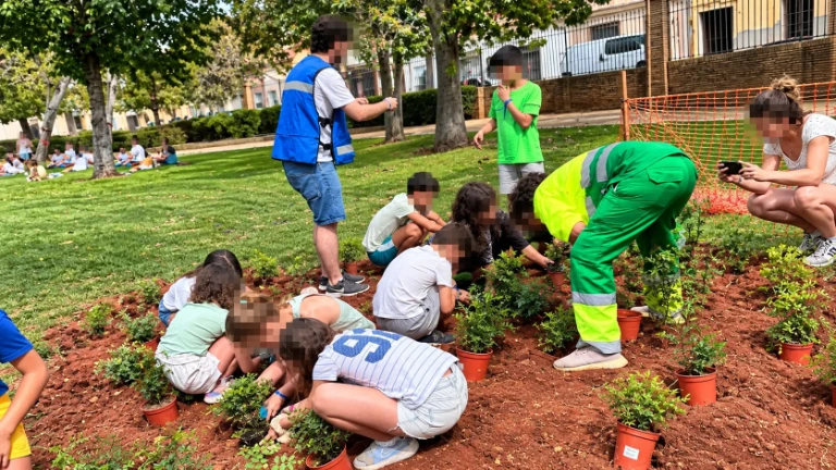 Jornada comunitaria de plantación en el parque